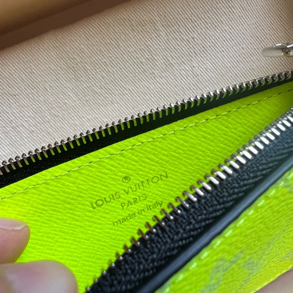 Louis Vuitton Coin Card Holder Wallet
Neon Yellow - Picture 6 of 16
